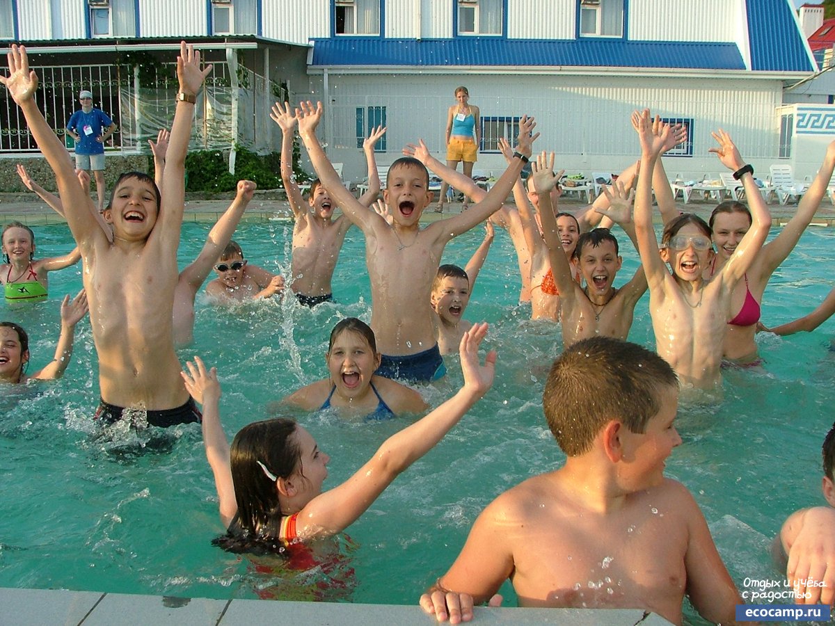 Школьники купаются. Лагерь Артек бассейн. Детский спортивный лагерь. Купание детей в лагере. Детский лагерь купание.
